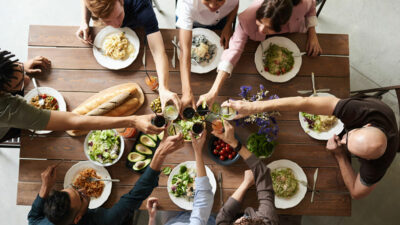 8 tips for hosting the ultimate summer dinner party