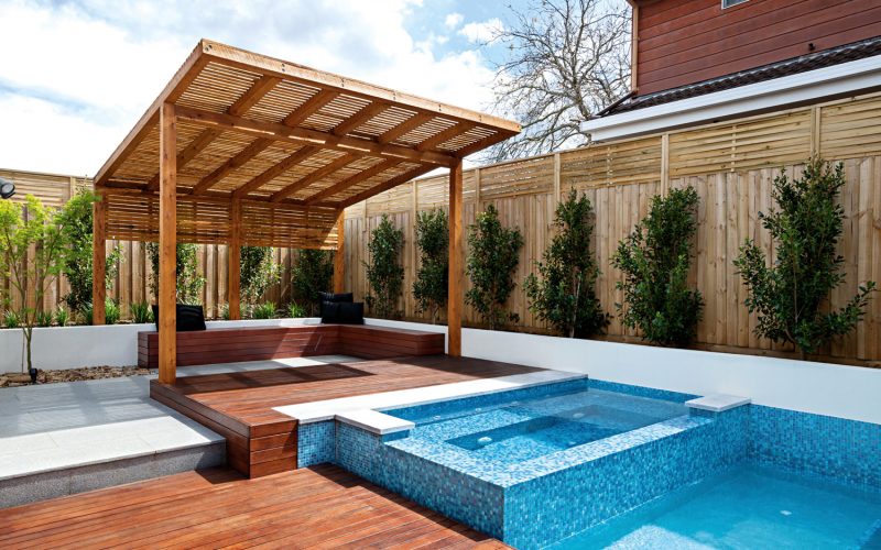 REAL POOL: Fully-tiled pool and spa design