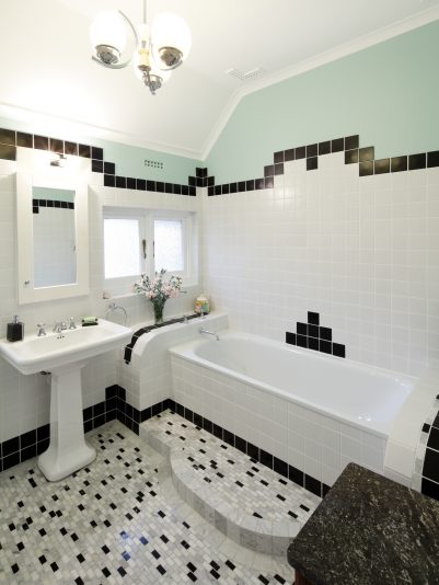 Real bathroom: Geometric class