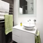 Deep Illusion: Natural-toned bathroom design