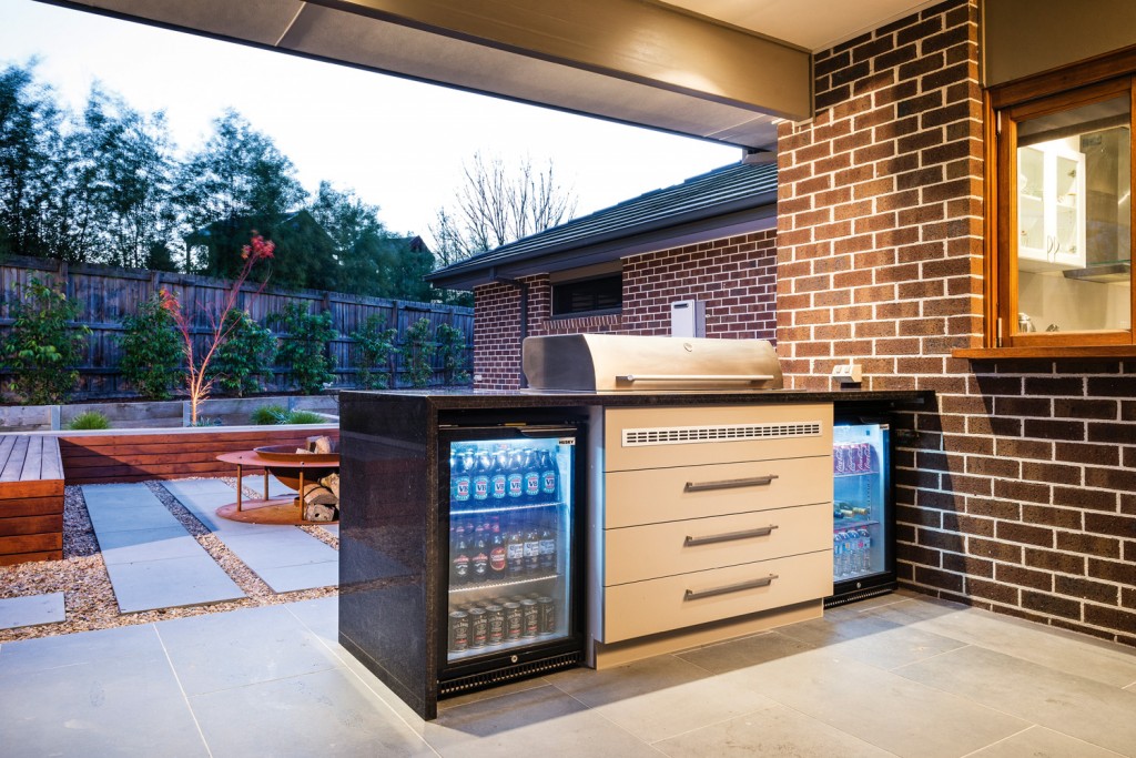 This modest outdoor kitchen serves the family’s every need. Photo courtesy of Apex Landscapes.