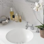 Inspired by 1950s Italian design, the use of marble in this setting is reminiscent of the spacious interiors of a mansion. Seamlessly incorporated into a cantilevered vanity top in Corian Glacier White, a pair of Corian Purity washbasins emphasise the refined atmosphere of this bathroom.