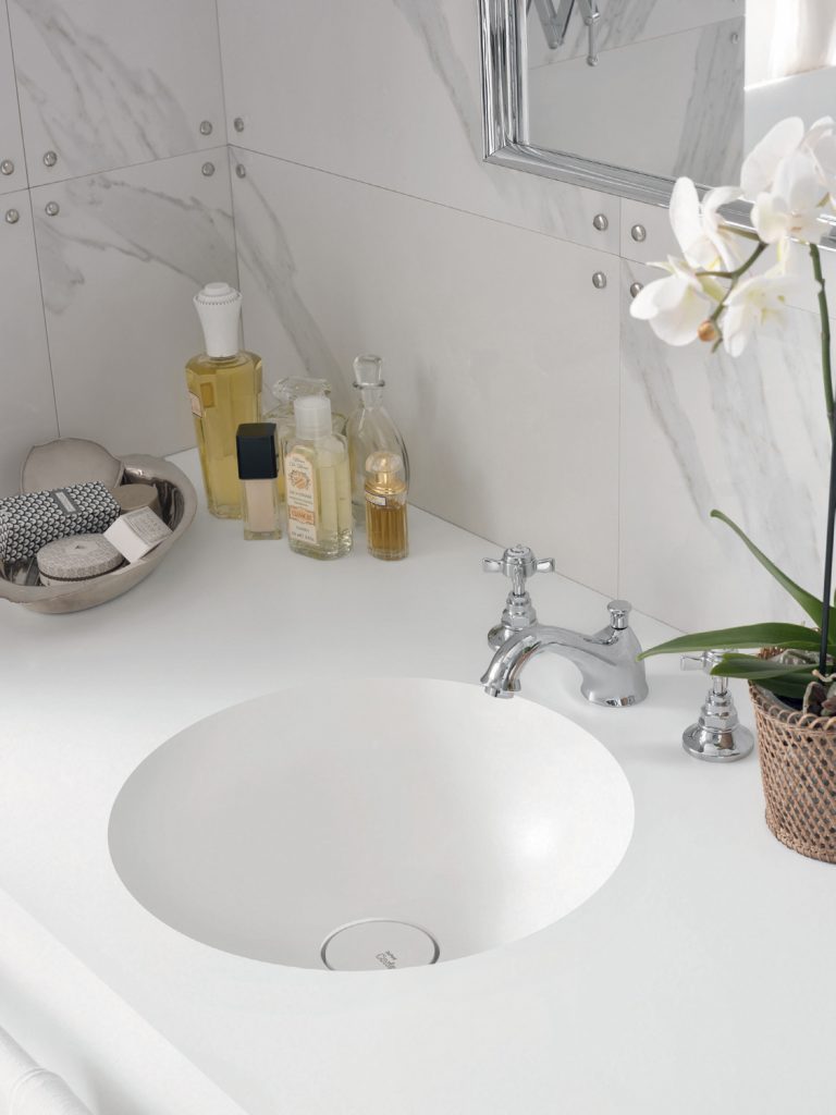 Inspired by 1950s Italian design, the use of marble in this setting is reminiscent of the spacious interiors of a mansion. Seamlessly incorporated into a cantilevered vanity top in Corian Glacier White, a pair of Corian Purity washbasins emphasise the refined atmosphere of this bathroom.