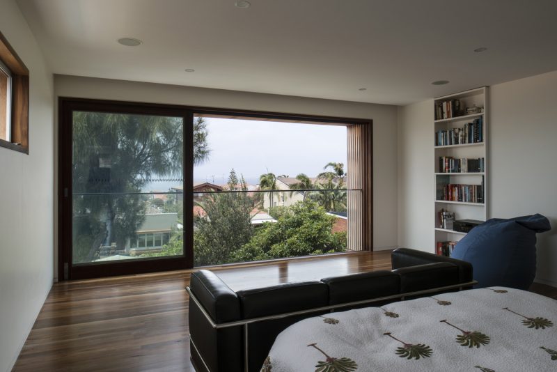 While allowing light to penetrate deeply into the home, the new spaces also provide exceptional privacy for neighbours and residents, creating a passively controlled environment utilising sun and natural ventilation