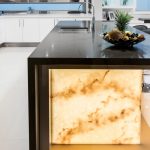 Modern kitchen: innovative, warm and striking