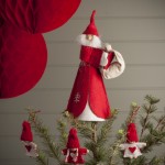 12.TheContemporaryHome_1493221_NordicSantaChristmasTr.jpg