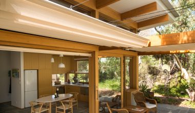 This South Australian home regulates heat in style with a clever pergola system