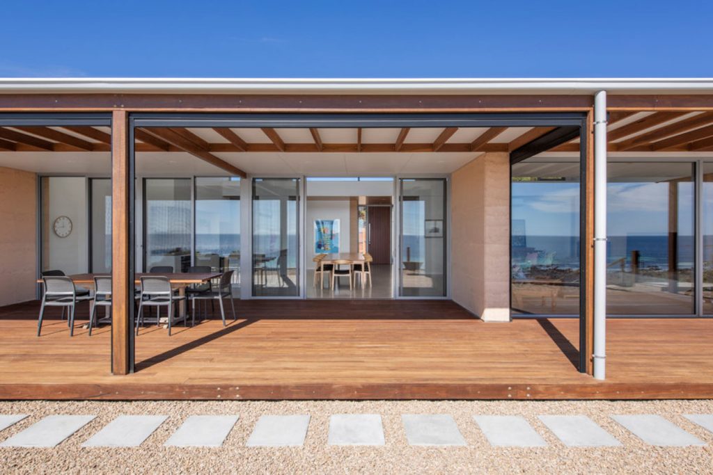 Yorke Peninsula Beach House Situated on a Limestone Cliff Completehome