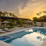 Self-cleaning pool