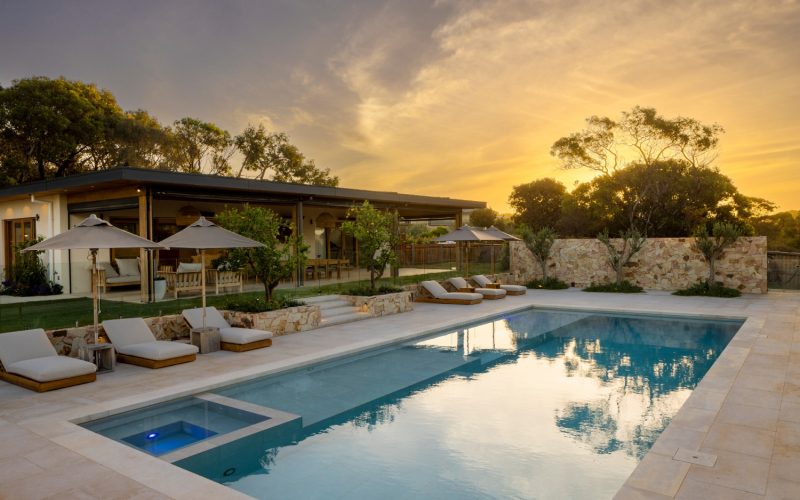 Self-cleaning pool