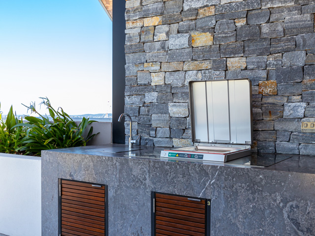 Southbank Apartment Public Outdoor Dining Space