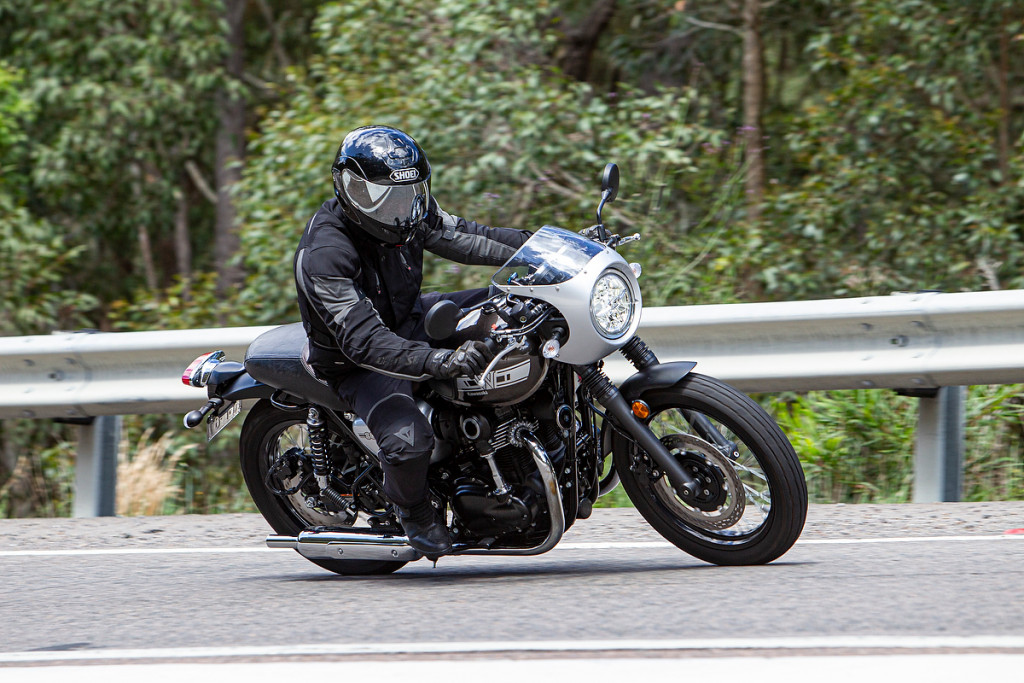 The riding position of the W800 is classically sporty.