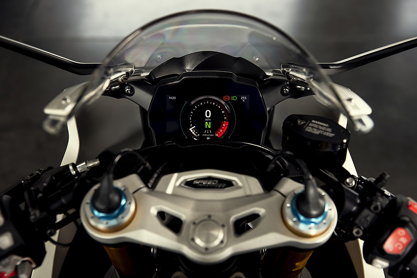 19950_Speed_Triple_1200_RR_MY22_Detail_N4I25571_ML_ORIGINAL