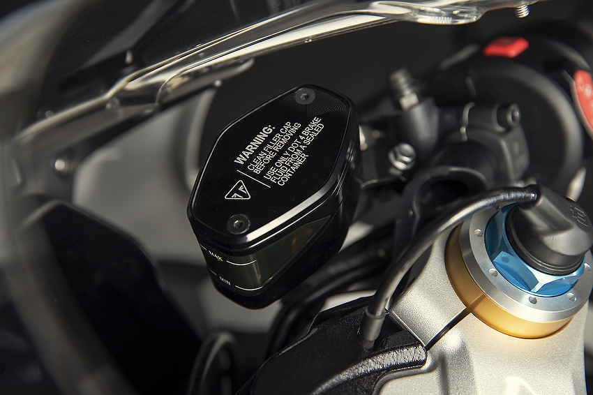 19956_Speed_Triple_1200_RR_MY22_Accessory_Detail_N4I25361_ML_ORIGINAL