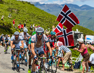 Attractive_cyclists_web
