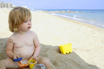 Child_beach_playing