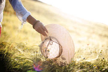 woman_holding_hat