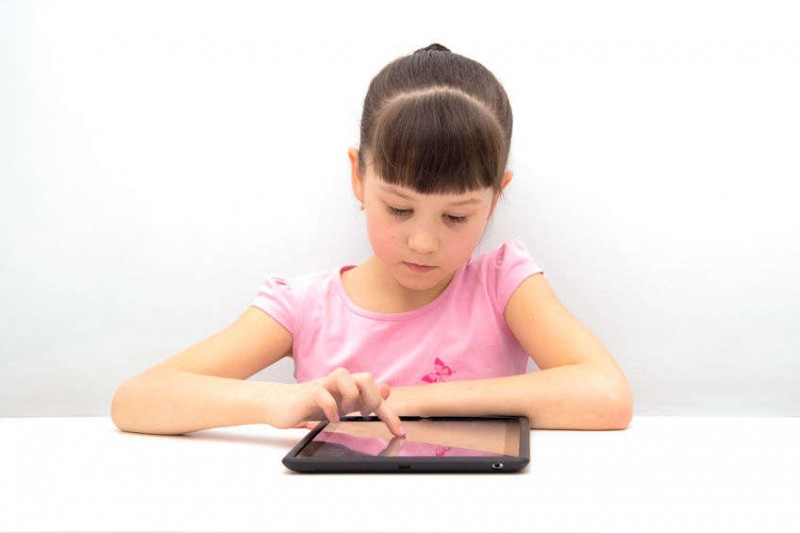 ittle girl using a tablet